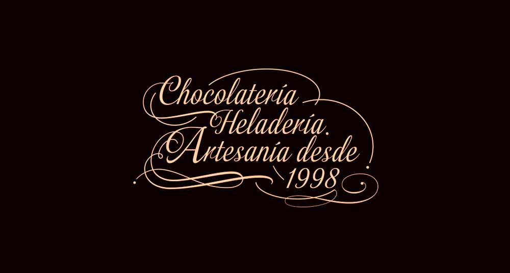 Caligrafía con las palabras chocolateria y heladería artesanal desde el año 1998