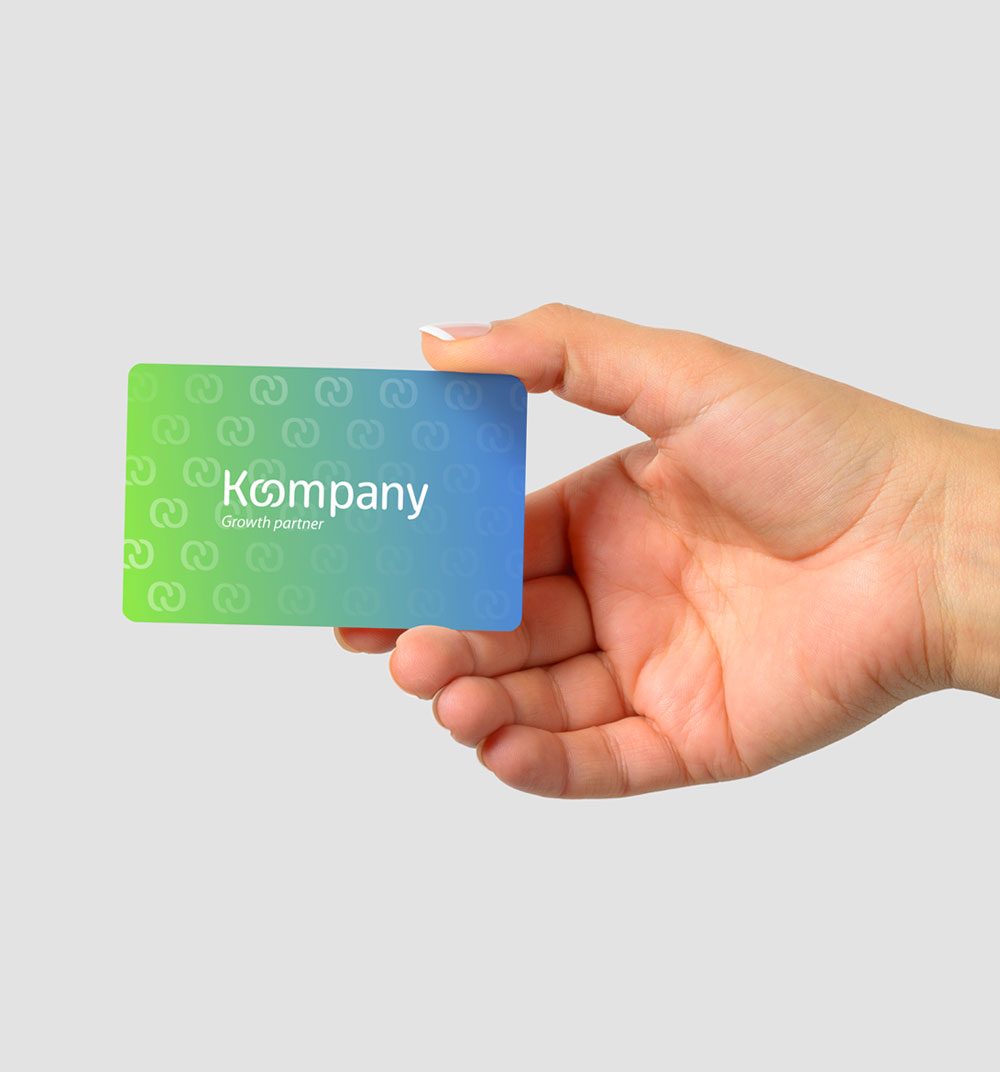 Diseño de tarjeta corporativa para la marca koompany diseñada sobre un degradado de color y con un barniz uvi con el símbolo