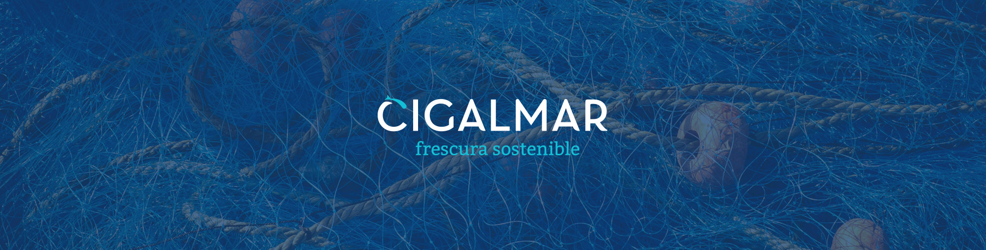 Logotipo en blanco sobre azul de cigalmar, que se muestra sobre una imagen de redes de pesca de la empresa gallega.